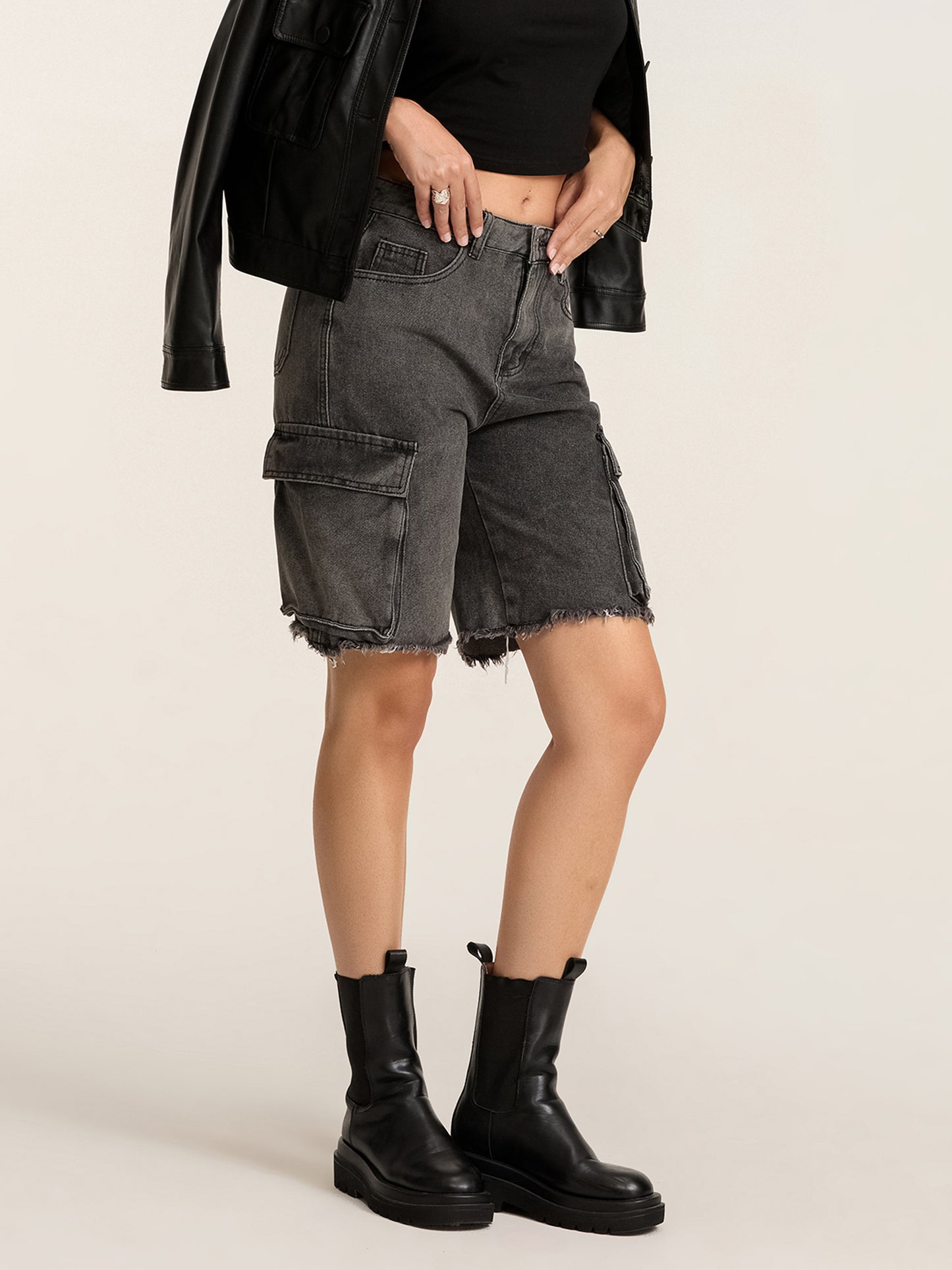 1pc Women'S Casual Cotton Blend Faux Denim Shorts, Solid Color, Multiple Pockets, Straight Leg, Knee-Length, Raw Edge, Pull-On Jean Shorts for Spring\u002FSummer\u002FFall