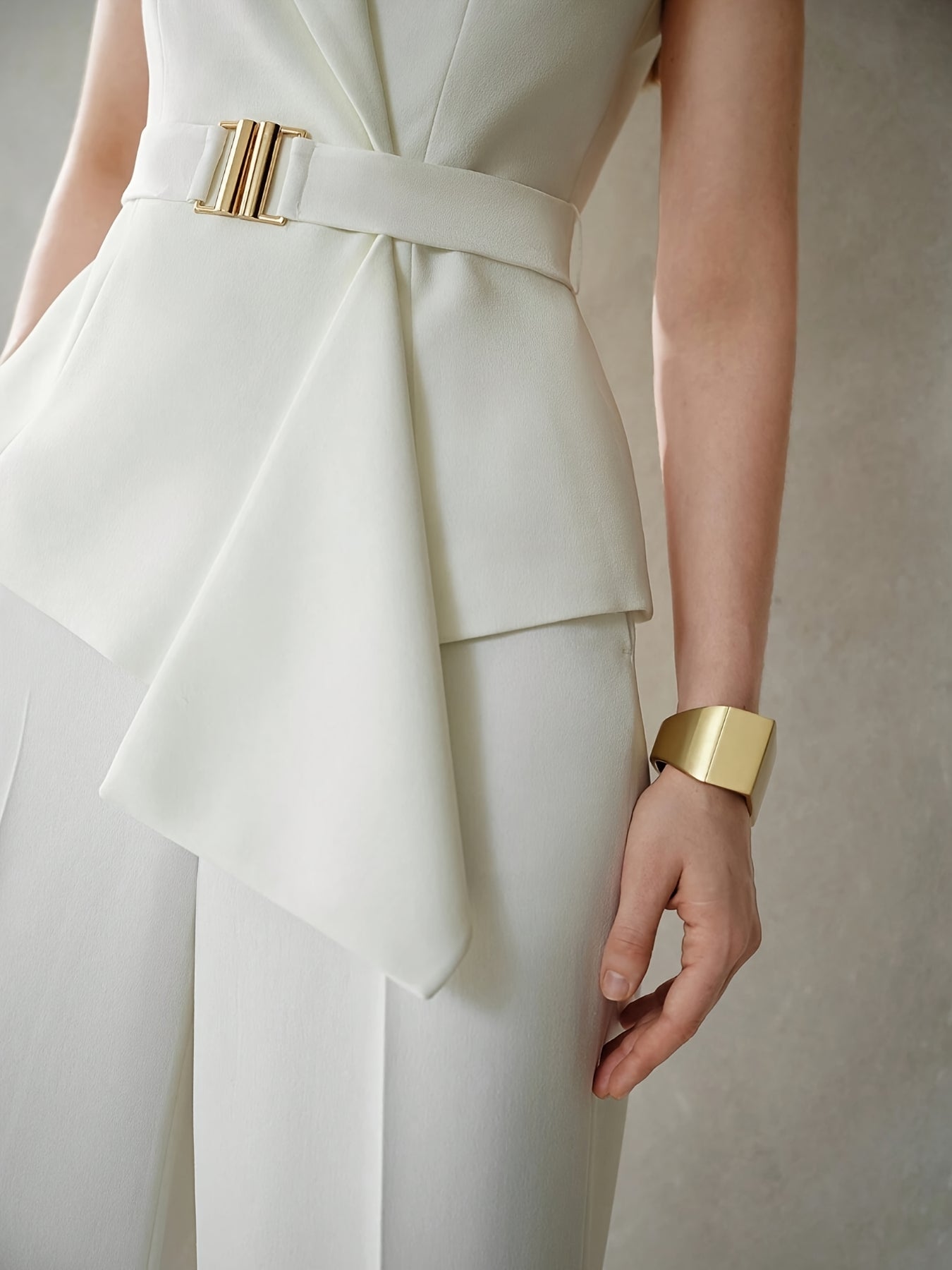 Spring And Summer New Women'S Solid Color Elegant Commuter Sleeveless Top Metal Button Pants Suit
