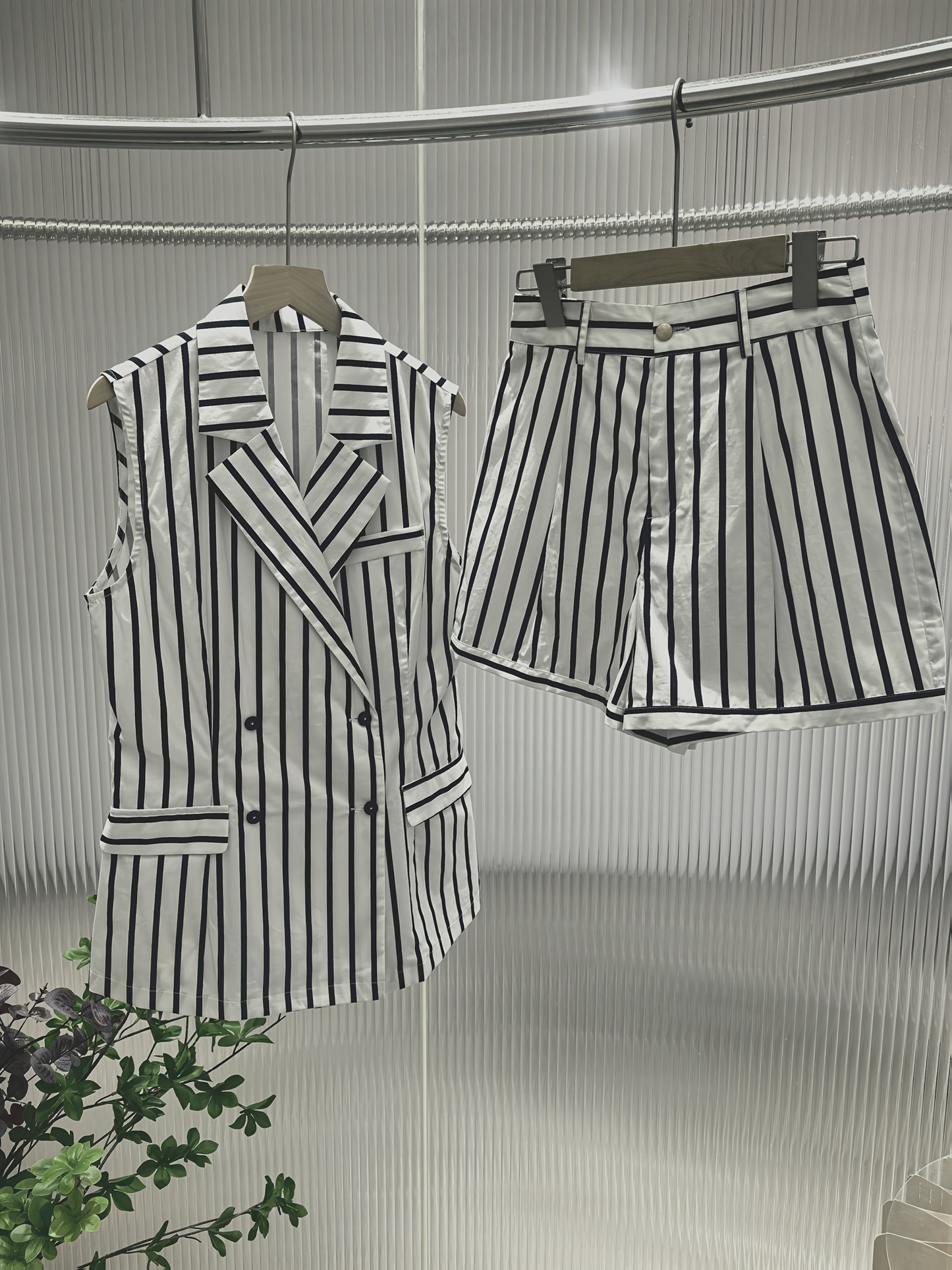 Women'S Striped Sleeveless Blazer and Shorts Set, Polyester 100%, Lapel Collar, Button Detail, Spring\u002FSummer Fashion, Slim Fit Business Casual Outfit